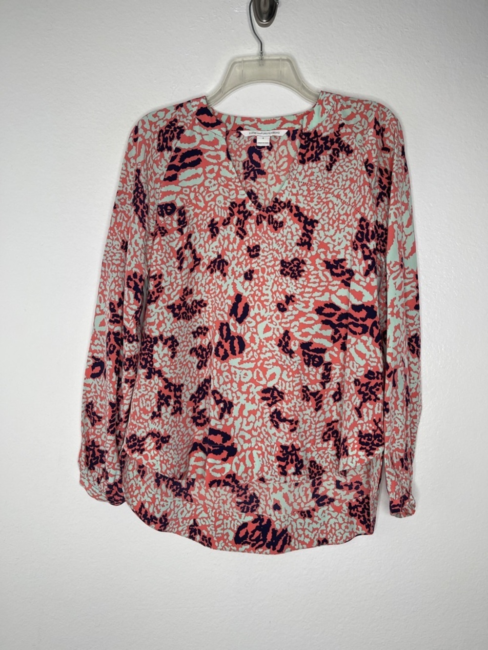 DVF Coral Leopard 100% Silk Maiko Print Long Sleeve Blouse V-Neck Top Size 6